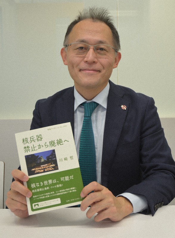 ブックレット「核兵器禁止から廃絶へ」を出版したピースボート共同代表の川崎哲さん=東京都新宿区で、椋田佳代撮影