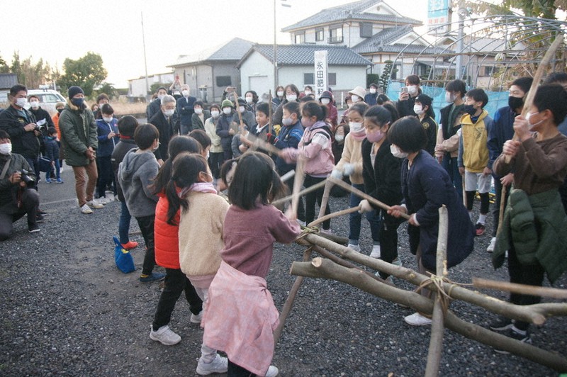 壁に見立てた木の垣根を力いっぱいたたく子どもたち