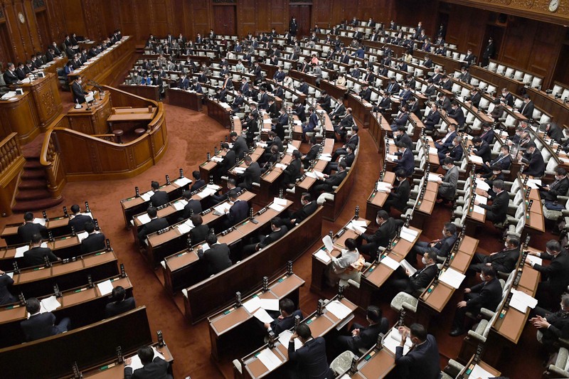 新型コロナウイルス感染症対策のため、議員席の間隔が空けられた衆院本会議場で施政方針演説をする岸田文雄首相(奥左)=国会内で2022年1月17日午後2時7分、竹内幹撮影