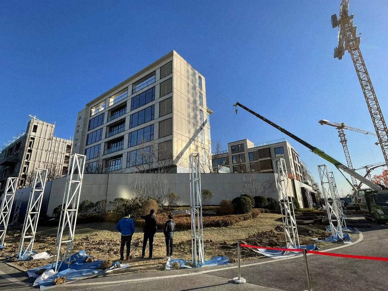 北京市郊外で建設中のマンション=2022年1月13日午後3時22分、小倉祥徳撮影