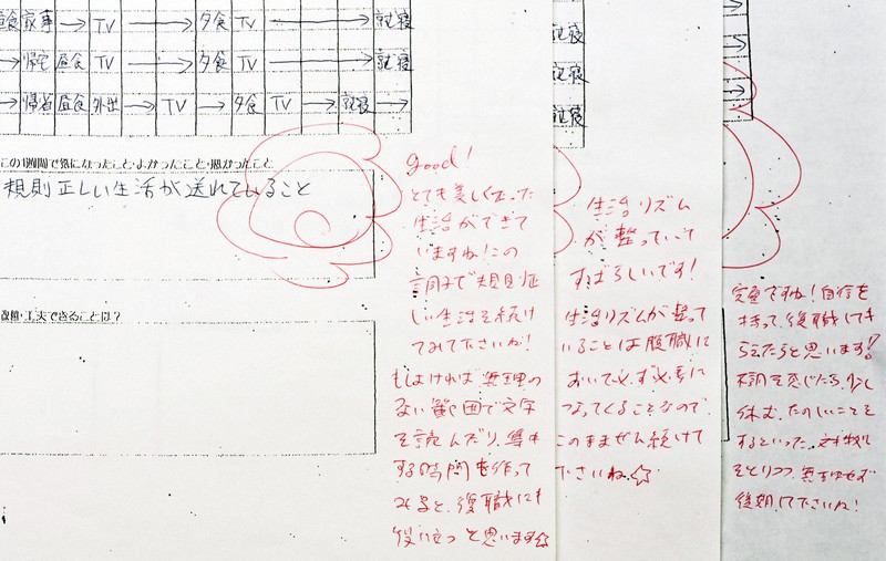 女性のメッセージや花丸が赤ペンでかかれたプリント=2021年12月22日、藤井達也撮影