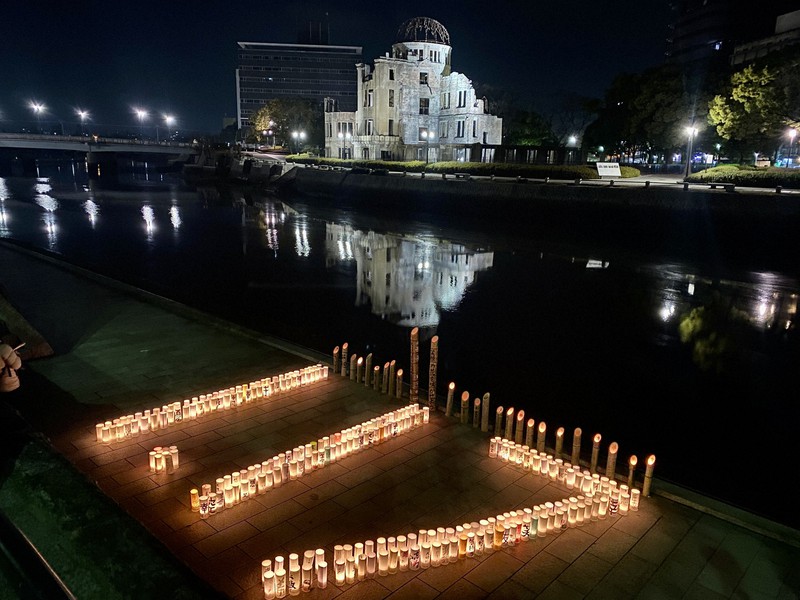 灯籠(とうろう)の淡い明かりで「1・17」の数字が浮かび上がった=広島市中区の元安川親水テラスで2022年1月17日午前5時59分、賀有勇撮影