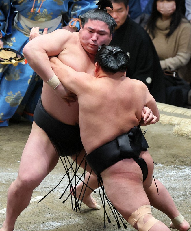 照強(右)を寄り切りで破った若元春=東京・両国国技館で2022年1月17日、長谷川直亮撮影