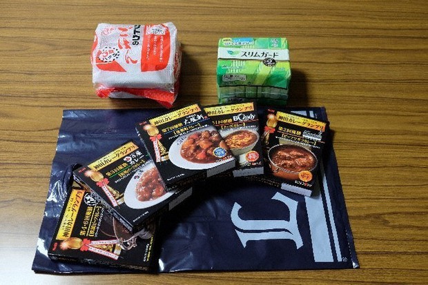 レトルトご飯、カレーと生理用品を1セットにして配布