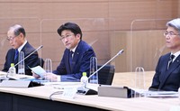 記者会見に臨む次期みずほフィナンシャルグループ（FG）社長の木原正裕執行役（中央）、左はみずほFGの甲斐中辰夫取締役、右はみずほ銀行の藤原弘治頭取＝東京都千代田区で2022年1月17日、西夏生撮影