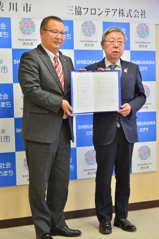 協定に調印した渋川市の高木勉市長(右)と三協フロンテアの馬場透執行役員=群馬県渋川市で2022年1月17日、庄司哲也撮影