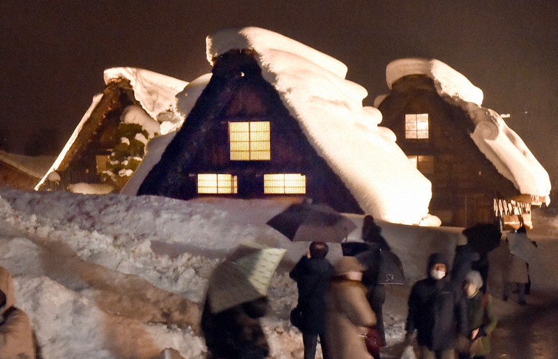 雪昏れて…飛騨白川郷にて 雪昏れて…飛騨白川郷にて この時期しか見られない！猛吹雪のなか白川郷