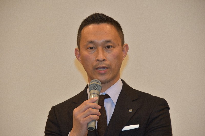 「住民の生命と生活を守り抜く」と3選出馬を表明する山添藤真氏=京都府与謝野町の旧加悦町役場で、塩田敏夫撮影