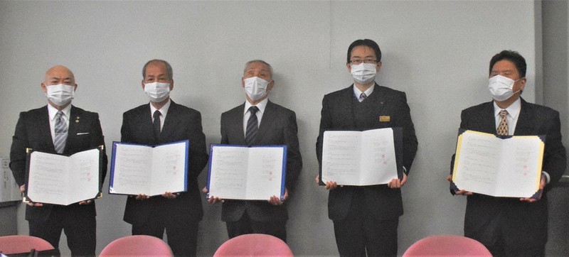 災害時に避難所にマッサージ師やしんきゅう師を派遣する協定を締結した、京都府と各団体の代表者ら=京都府庁で、添島香苗撮影