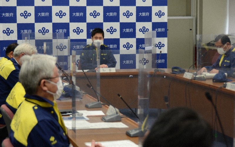 南海トラフ巨大地震を想定した訓練で、コロナ禍を考慮した災害対策本部会議で情報共有を図る吉村洋文知事(中央)=大阪府庁で、鶴見泰寿撮影