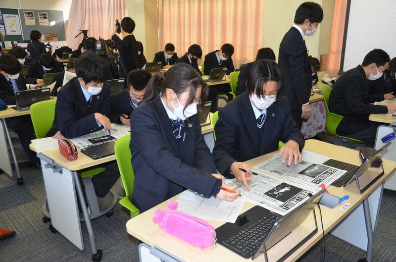 阪神大震災の発生を報じた当時の新聞を見比べて被害の様子を調べ、見出しを考える生徒たち=奈良県香芝市の奈良県立香芝高校で、堀川剛護撮影