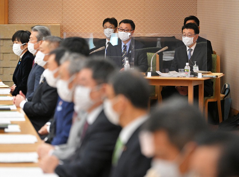 皇室のあり方を検討していた政府有識者会議の検討結果を説明するために集まった、松野博一官房長官(奥中央右)や与野党代表者ら=衆院議長公邸で2022年1月18日午後2時、手塚耕一郎撮影