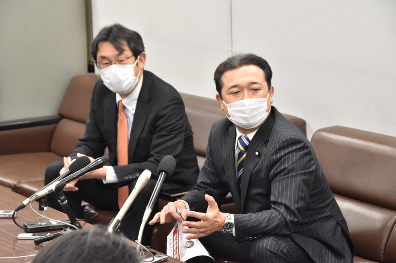 参院選の候補者公募を発表する立憲民主党広島県連代表代行の森本真治参院議員(右)ら=広島市中区で2022年1月18日午後1時34分、小山美砂撮影