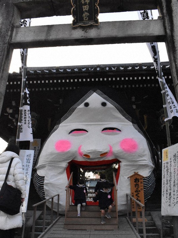 大お多福面 お目見え 口の中くぐって 福 福岡 櫛田神社 毎日新聞