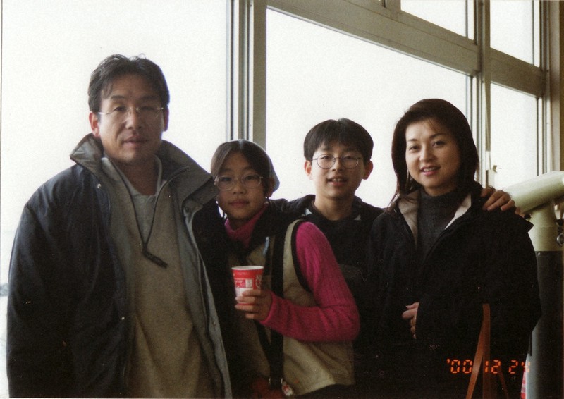 原澤さん一家の家族写真。在りし日の幹雄さん(左)と美智子さん(右)、長男大幹さん(中央右)、長女美鈴さん。穏やかな表情が印象的だ=家族提供