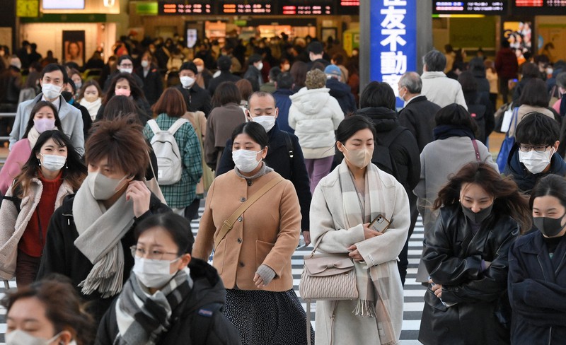 全国の1日あたりの新型コロナウイルス感染者が過去最多となる中、多くの人が行き交うJR新宿駅前=東京都新宿区で2022年1月18日午後4時31分、大西岳彦撮影