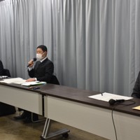 記者会見するIRISの加藤豊裕代表（中央）＝愛知県庁で2022年1月18日午後5時39分、太田敦子撮影