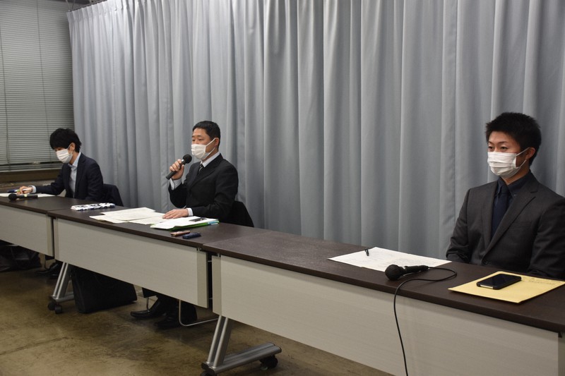 記者会見するIRISの加藤豊裕代表(中央)=愛知県庁で2022年1月18日午後5時39分、太田敦子撮影