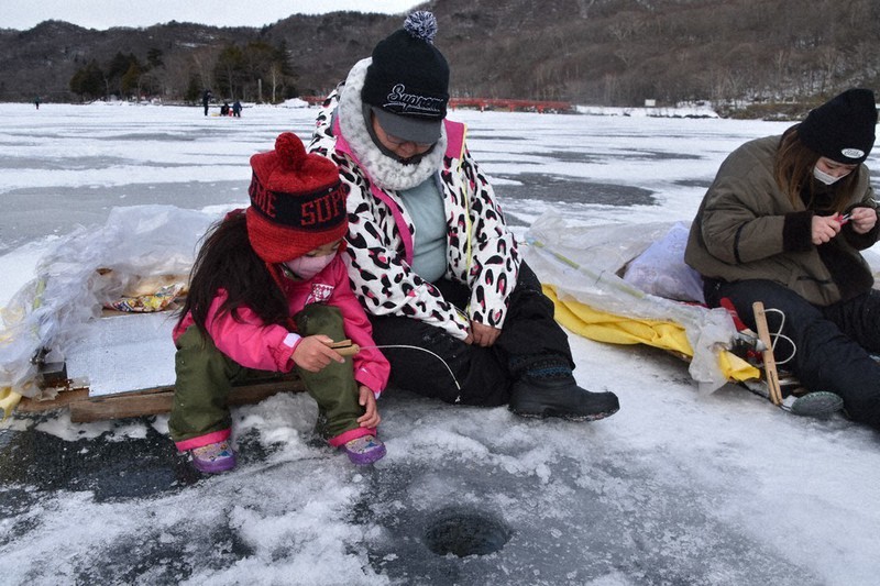 氷上ワカサギ釣り解禁 前橋 赤城大沼 群馬 毎日新聞