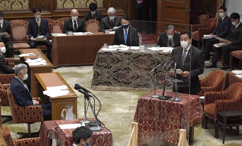 衆院議院運営委員会で1都12県に「まん延防止等重点措置」を適用する方針について説明する山際大志郎経済再生担当相(手前右)=国会内で2022年1月19日午前10時32分、竹内幹撮影
