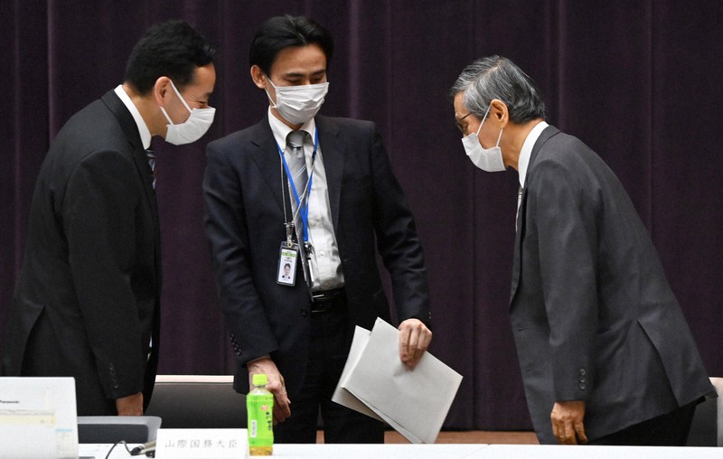 基本的対処方針分科会の冒頭で挨拶を交わす尾身茂会長(右)と山際大志郎経済再生担当相(左)=東京都千代田区で2022年1月19日午前7時27分、西夏生撮影