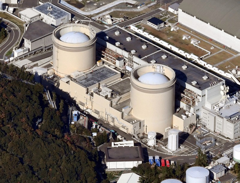 関西電力美浜原子力発電所。右から1号機、2号機=福井県美浜町で2021年11月28日、本社ヘリから加古信志撮影