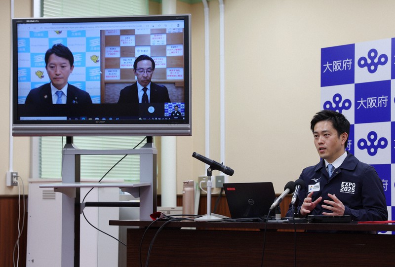 まん延防止等重点措置の適用要請についてテレビ会議する吉村洋文・大阪府知事。画面左は斎藤元彦・兵庫県知事、右は西脇隆俊・京都府知事=大阪市中央区で2022年1月19日午後3時1分、猪飼健史撮影