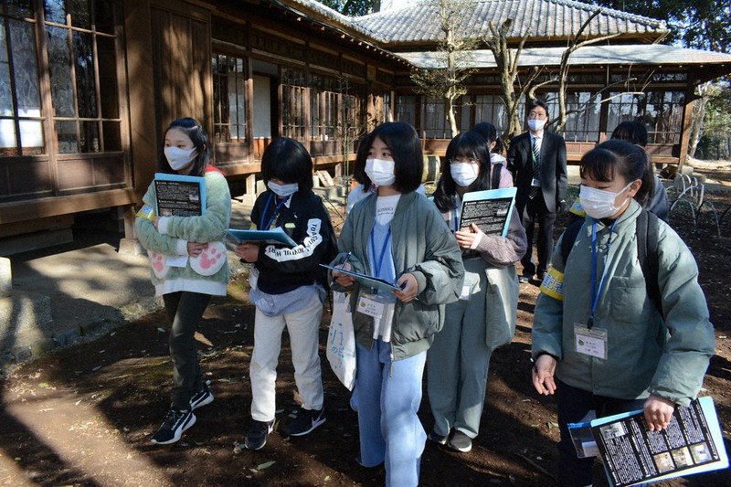 旧岩崎家末広別邸を見学する子ども記者=千葉県富里市で2022年1月16日、中村宰和撮影