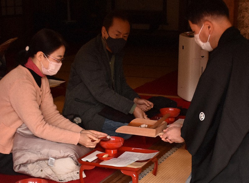 自分の小豆粥を少し取り分けて「さば取り」をする一般参加者=京都市右京区の東林院で、中島怜子撮影