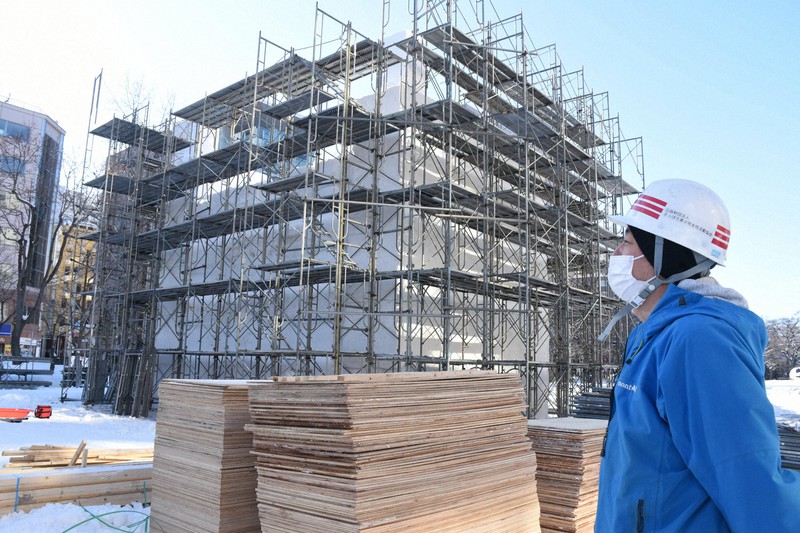 形ができつつあったメイン雪像の解体作業を取り仕切る吉川智成さん=札幌市中央区大通西7で2022年1月19日午前11時38分、高橋由衣撮影