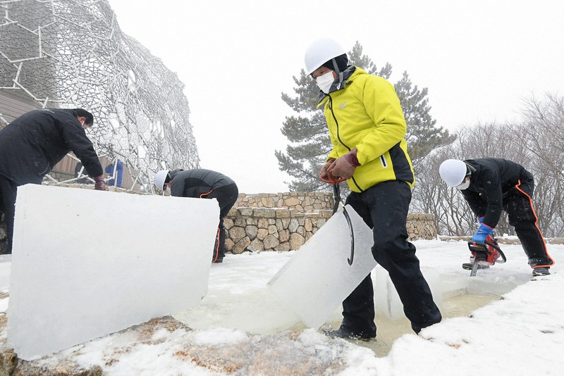 大寒に六甲山で氷の切り出し 冷え込み強く 例年より厚く 毎日新聞