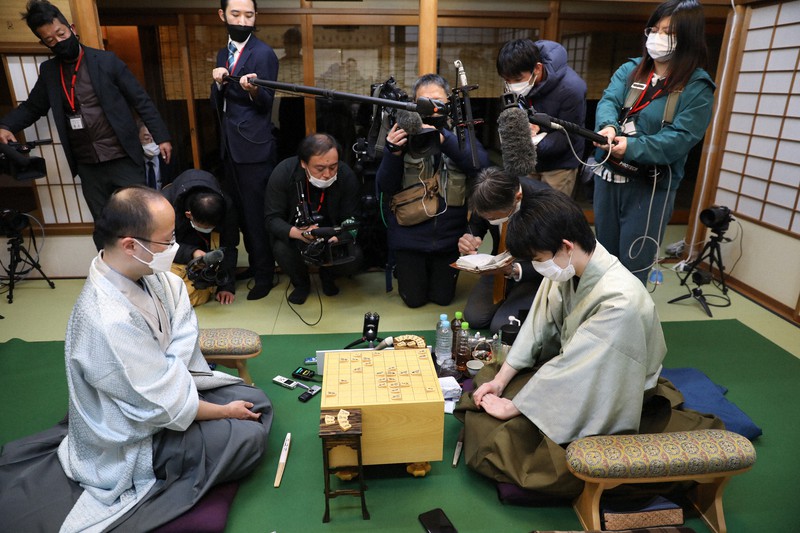 第71期ALSOK杯王将戦七番勝負第1局で渡辺明王将(左)に勝った挑戦者の藤井聡太竜王=静岡県掛川市の掛川城二の丸茶室で2022年1月10日午後7時31分、小出洋平撮影