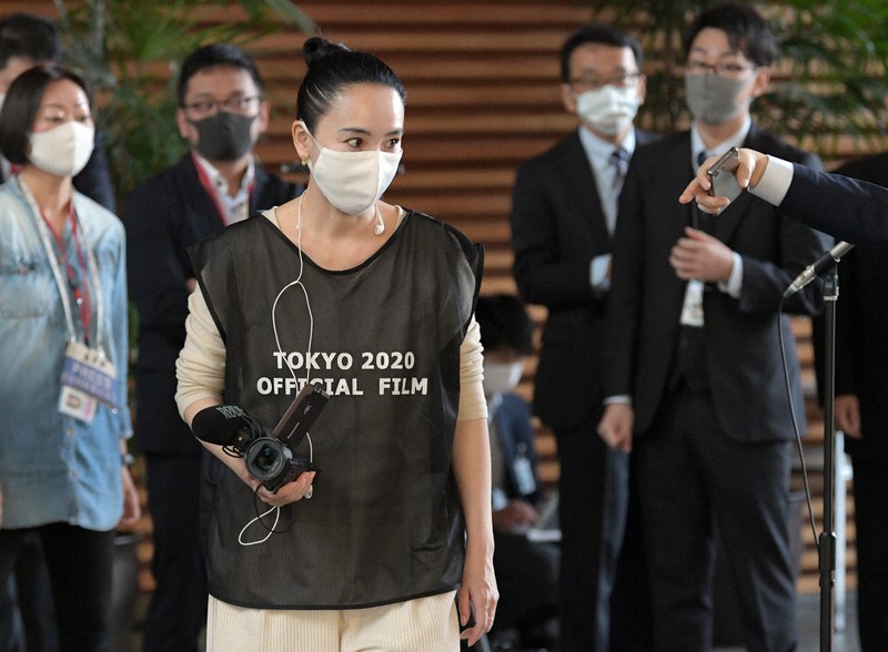 撮影に臨む2020年東京オリンピックの公式記録映画監督の河瀬直美さん=首相官邸で2020年11月16日午前11時、竹内幹撮影