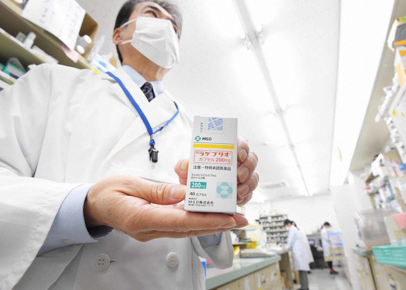 薬局に保管されている新型コロナウイルスの飲み薬「モルヌピラビル」=福岡市城南区で2022年1月20日、津村豊和撮影