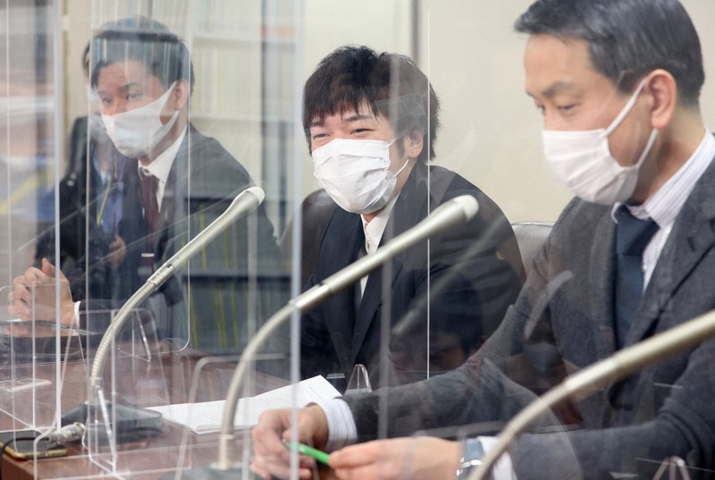 仮想通貨の無断採掘で不正指令電磁的記録保管罪に問われた上告審判決で逆転無罪となり、記者会見で質問に答える諸井聖也さん(中央)=東京都千代田区で2022年1月20日午後4時48分、佐々木順一撮影