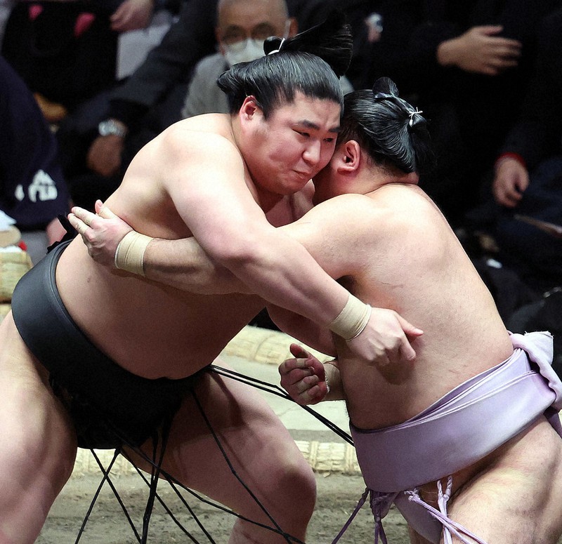 若元春(左)が寄り切りで琴恵光を降す=両国国技館で2022年1月20日、幾島健太郎撮影