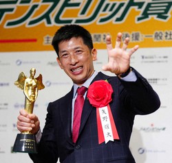 阪神 矢野監督がゴールデンスピリット賞の表彰式で優勝 活動拡大への意欲を披露 スポニチ