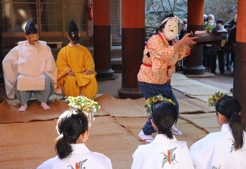 ユーモラスな動作に笑いも起こった「天野の御田祭」=和歌山県かつらぎ町上天野の丹生都比売神社で、藤原弘撮影