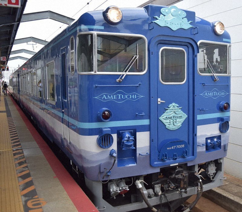 観光列車「あめつち」=島根県出雲市の出雲市駅で