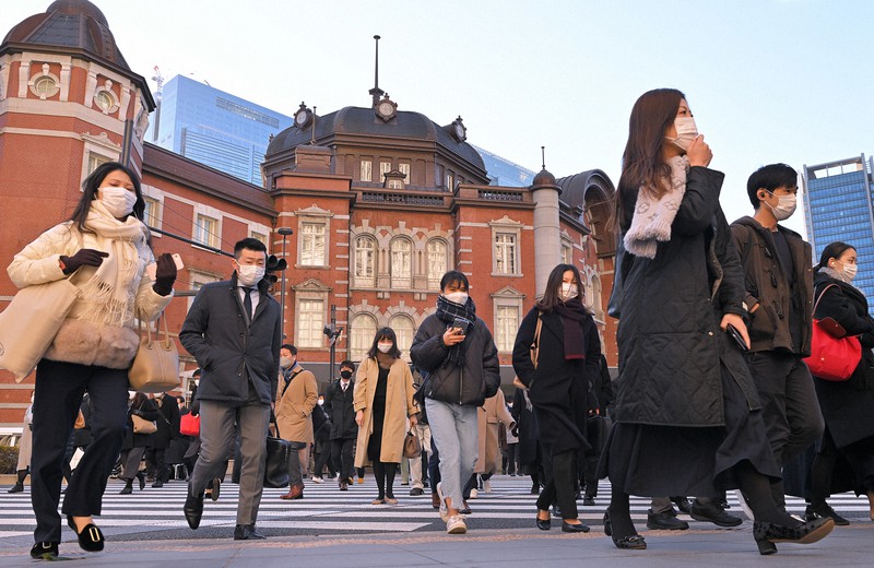 マスク姿で通勤する人たち=JR東京駅前で2022年1月21日午前8時32分、手塚耕一郎撮影