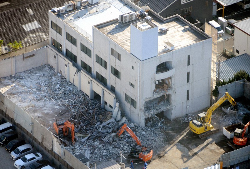解体作業が進む工藤会本部事務所=北九州市小倉北区で2019年11月23日、本社ヘリから