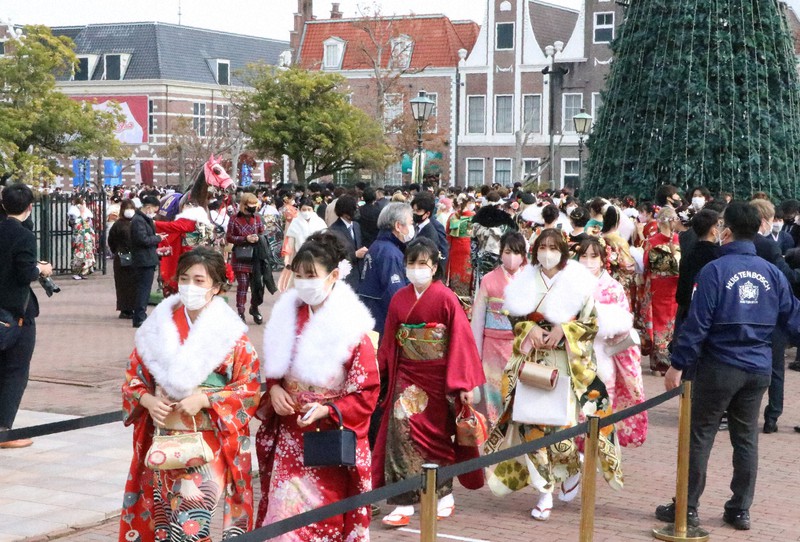 ハウステンボスで初めて開催された長崎県佐世保市の成人式に参加する新成人たち=同市で2022年1月9日午後1時54分、綿貫洋撮影