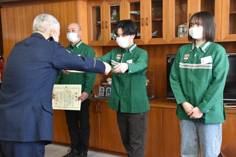 コンビニ店員ら感謝状 高校生アルバイト、声掛け被害防ぐ ／宮城