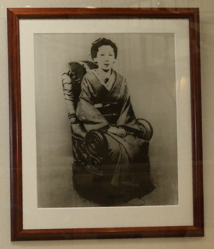 渋沢栄一記念館に展示されている渋沢栄一の妻、千代の写真=埼玉県深谷市下手計で2020年12月3日、中山信撮影