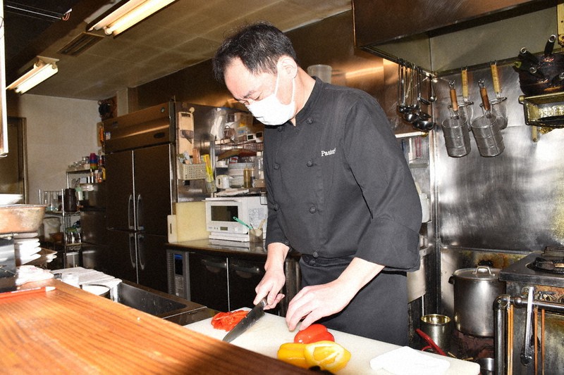 営業時間前に仕込み作業をする代表の土屋正明さん=千葉県松戸市の飲食店「Pastorl」で2022年1月21日午後2時36分、真田祐里撮影
