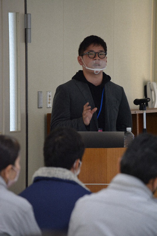 オリーブ農家へ提言する学生の代表