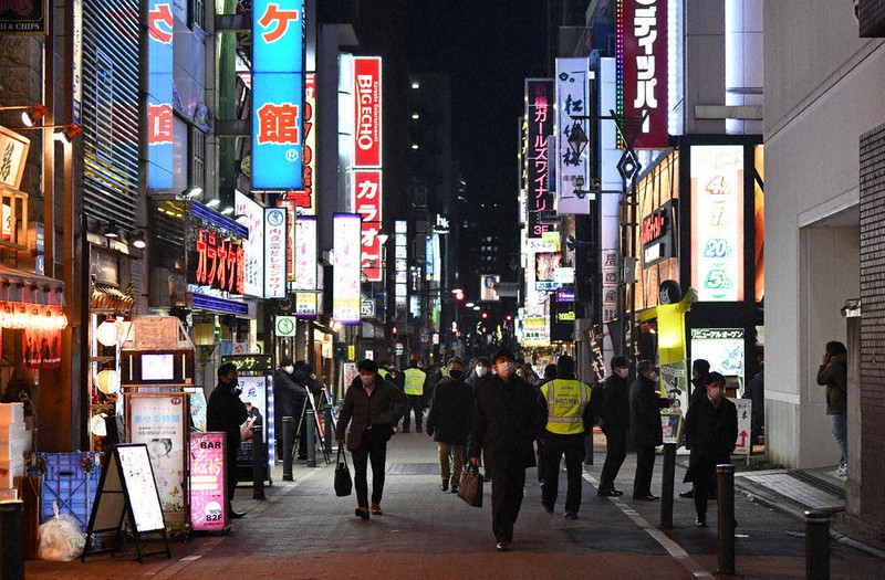 「まん延防止等重点措置」適用初日を迎えた東京・新橋の飲食店街=21日午後8時4分、北山夏帆撮影