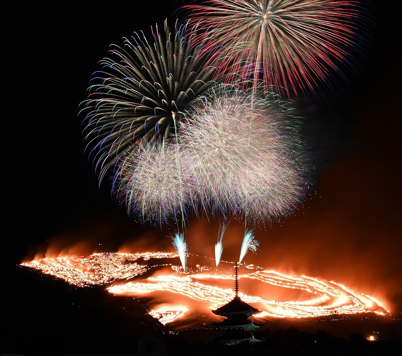 2年ぶりに山肌赤く染め上げ 奈良 若草山の山焼き 写真特集2 7 毎日新聞