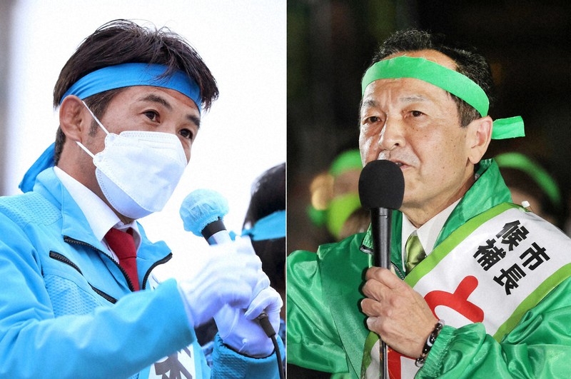 名護市長選で支持を訴える岸本洋平氏(左)と渡具知武豊氏=いずれも沖縄県名護市で2022年1月22日で撮影