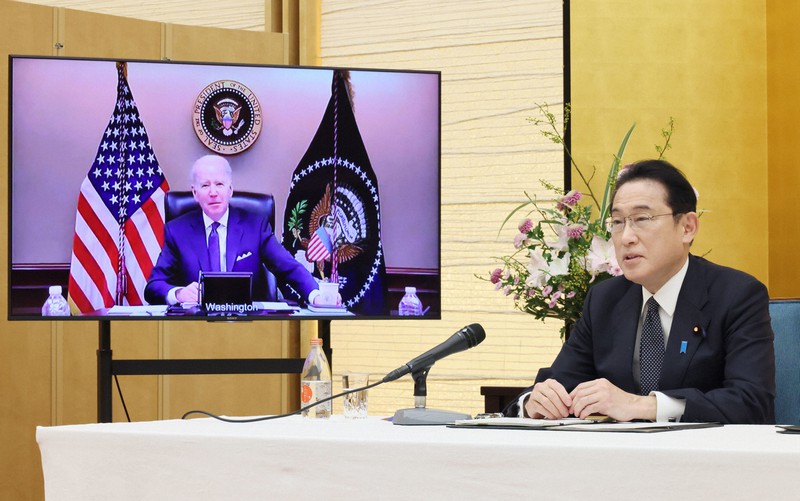 バイデン米大統領(画面)とテレビ会議形式で協議する岸田文雄首相=首相官邸で2022年1月21日夜(内閣広報室提供)